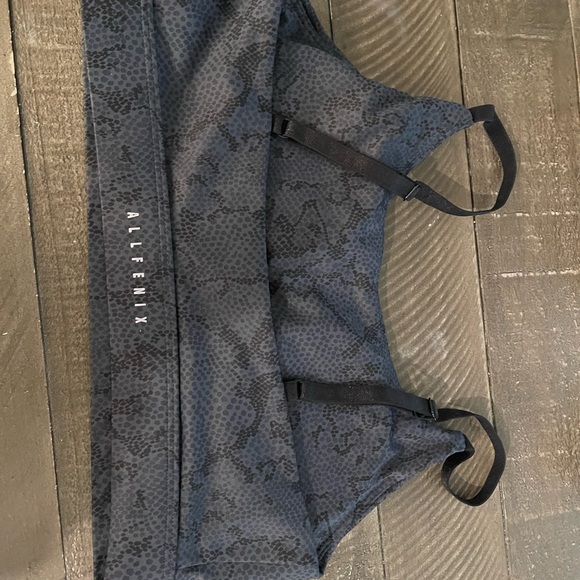 Sports tops set of 4 multiple colors - Picture 9 of 9